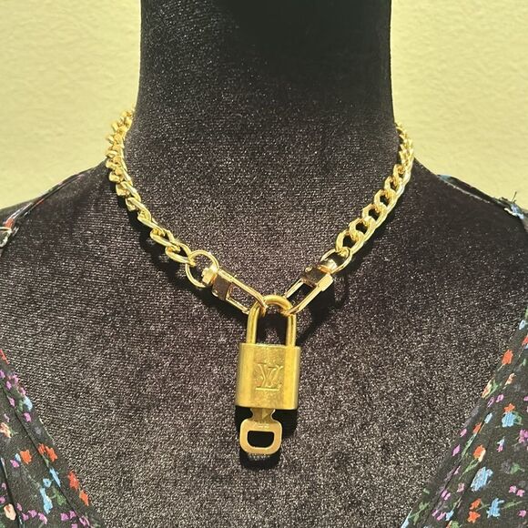 Louis Vuitton #334 Lock and Key Gold Brass with new unbranded chain - Picture 2 of 5